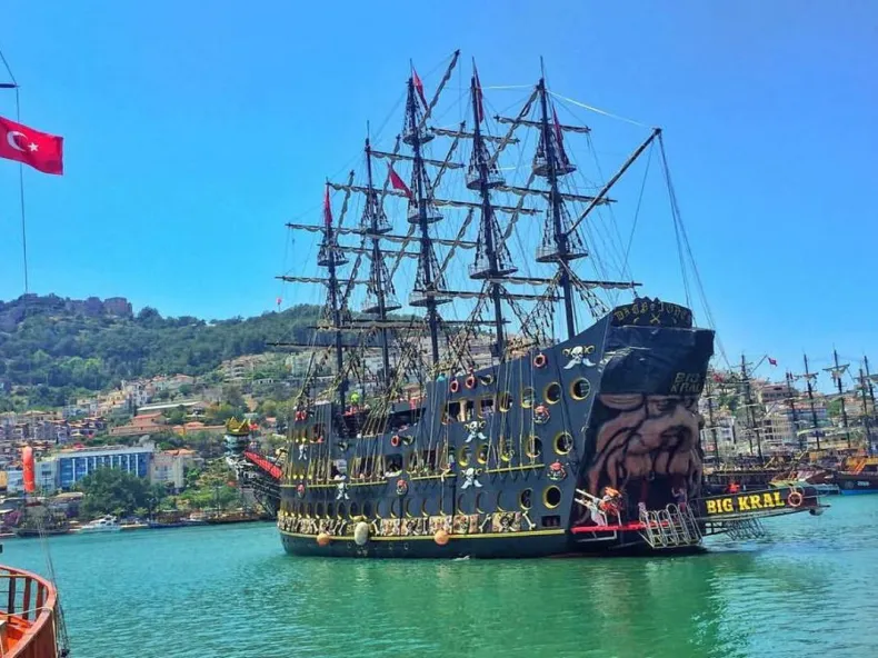 Alanya Piratenboot-Tour: Höhlen, Buchten & Schaumparty auf See