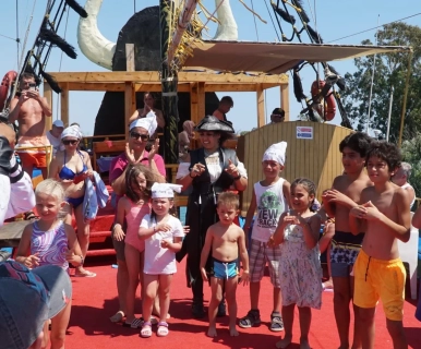 Сторона: Экскурсия на лодке Маленькие пираты Веселое морское приключение