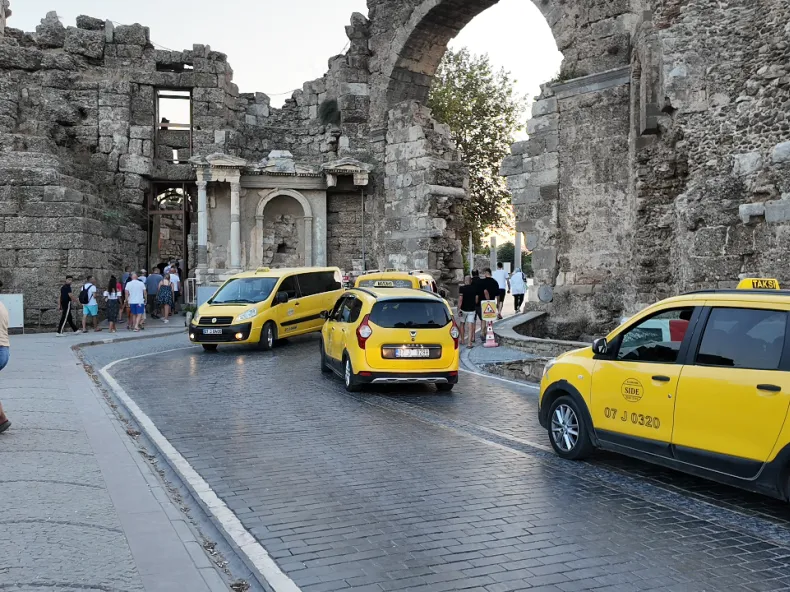 Side Ulaşım Rehberi: Dolmuş ve Taksi ile Kolay Seyahat