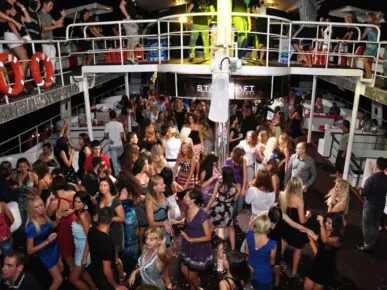 Alanya: Starcraft Disco Yacht Nocna Wycieczka