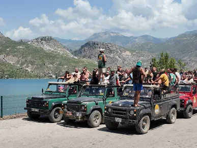 Side: 4x4 Off-Road Safari Tour