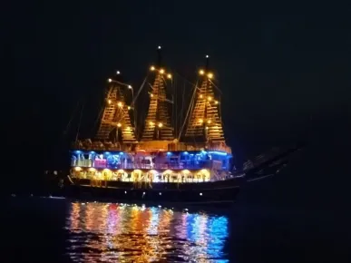 Side: Starcraft Disco Yacht Nocna Wycieczka