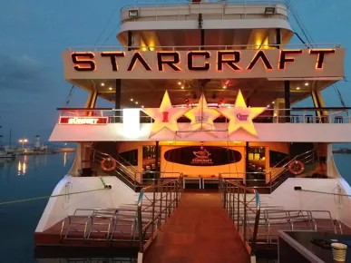 Side: Starcraft Disco Yacht Nocna Wycieczka